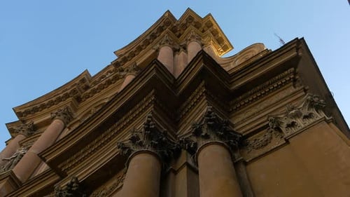Niedriger Winkel einer alten Kirche