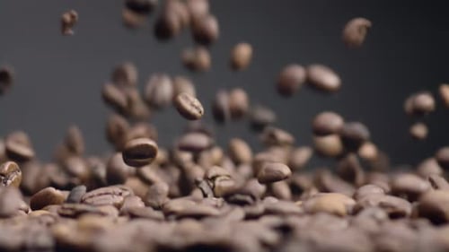 Nahaufnahme Kaffeebohnen fallen auf Haufen