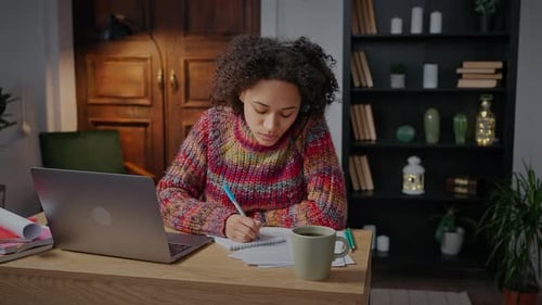 Junge afroamerikanische Beraterin im Gespräch mit dem Kunden über Headset und notiert Bestelldetails