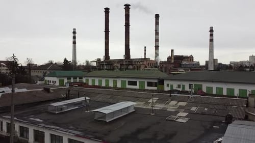 Vue aérienne d'un Drone survolant une usine industrielle. Tuyaux pour plantes.