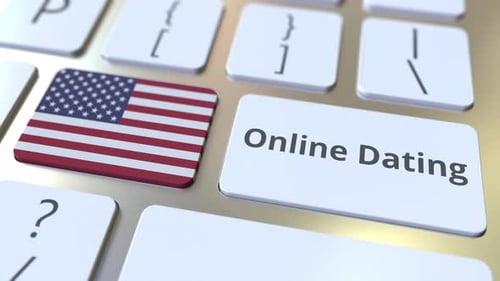 Online-Dating-Text und Flagge der USA auf der Tastatur