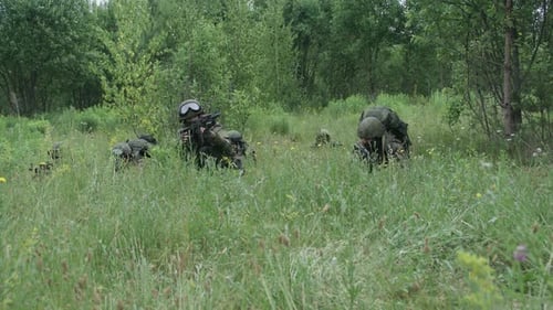 Soldaten in Tarnung mit Sturmgewehren Aus dem Hinterhalt im Feld Militäraktion in der