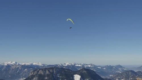 Gleitschirm fliegt über Berge