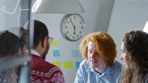 Jeunes collègues discutant au bureau