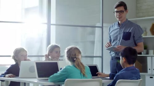 Kinder, die am Unterricht teilnehmen