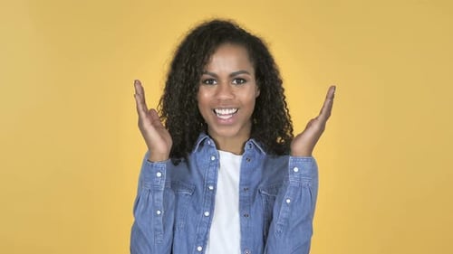 Esconde-esconde menina africana sorridente escondendo o rosto com as mãos