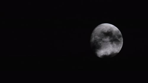 Mond Und Dunkle Wolken