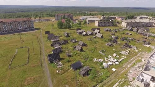 Zerstörte und verlassene Häuser in der Stadt Yubileiniy, Region Perm, Russland, Aerial 04