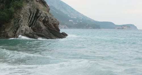 Mer orageuse près de la côte rocheuse