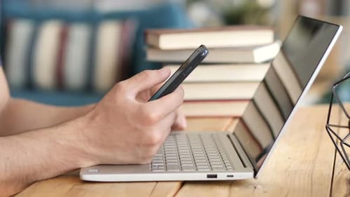 Geschäftsmann tippt Nachricht im Smartphone-Chat
