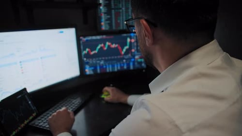 Trader Analyzes the Stock Market