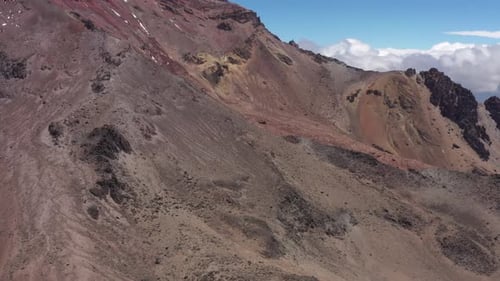 Vista aérea de las empinadas laderas del volcán chimborazo y revelando el campamento base más alto