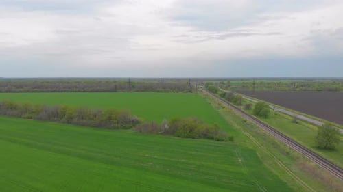 Feld, Eisenbahn und Autos, Straße