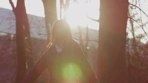 Fille heureuse qui tourne dans un parc