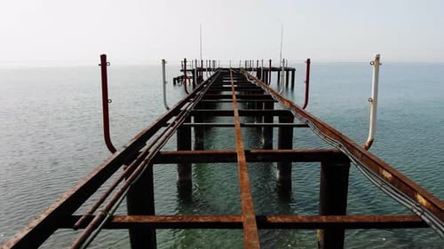 Ein alter Pier am Strand