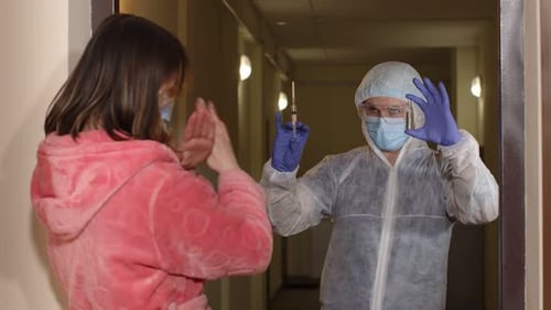 Arzt mit Impfstoffampulle besucht Patientin zu Hause und bietet Impfung gegen Coronavirus an