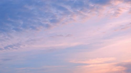 4K Sky Time Lapse, brennender Himmel und strahlender Sonnenuntergang in Rot, Lila, Orange, Blau, Rosa.