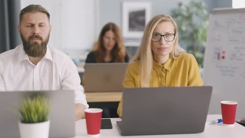 Empleados de oficina que utilizan computadoras