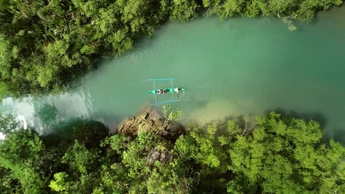 Vista aérea do barco de pesca tradicional no rio Bojo, Aloguinsan, Filipinas.