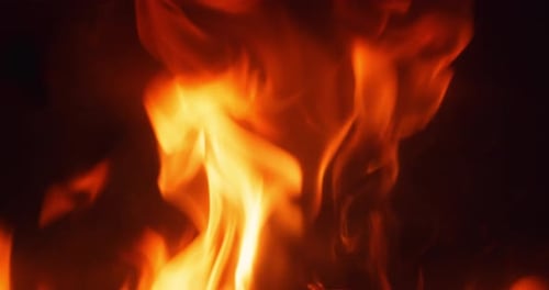 Chama de fogo queimando uma fogueira ou lareira em casa