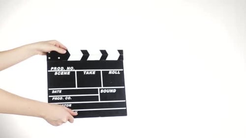 Person Uses Clapperboard für Filmproduktionen, auf Weiß