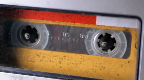 Cassette audio. Le magnétophone vintage joue la cassette audio insérée dedans