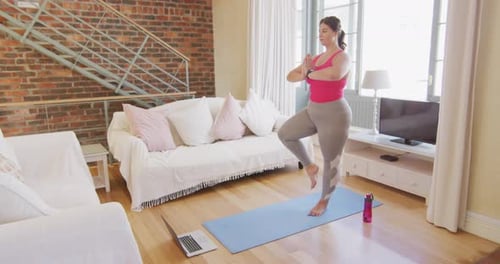 Femme vlogger caucasienne faisant de l'exercice à la maison