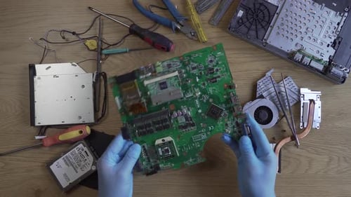 Desmontaje de la placa de la computadora