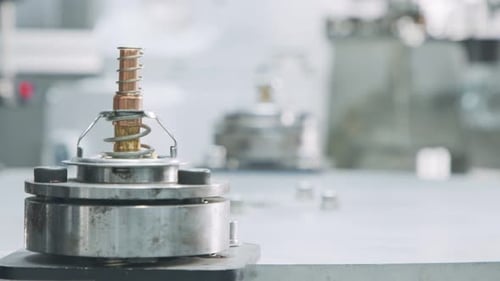 Machines robotisées avancées fabriquant des pièces sur une chaîne de montage automatisée