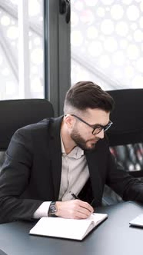 Beau jeune homme travaillant au bureau avec un ordinateur portable