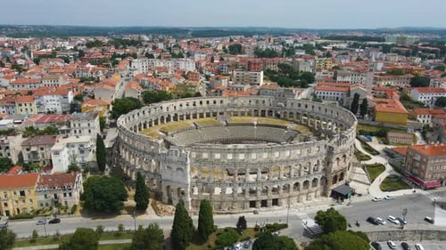 Vue aérienne au-dessus de l'arène romaine de Pula, Istrie, Croatie, classée au patrimoine mondial de l'Unesco