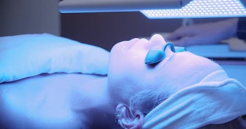 Jeune Femme En Bleu Puis Rouge Sunbed Light