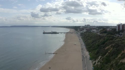 Zumbido Dolly back disparado sobre Bournemouth Promenade