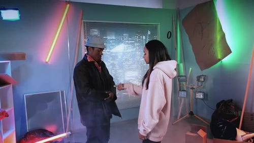 Joven actor y actriz africanos se echan a reír durante la escena del rodaje de la película