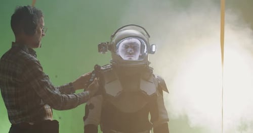 Técnico que usa su medidor de luz en un set de filmación