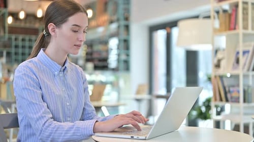 Laptop-Nutzung durch attraktive junge Geschäftsfrau im Café