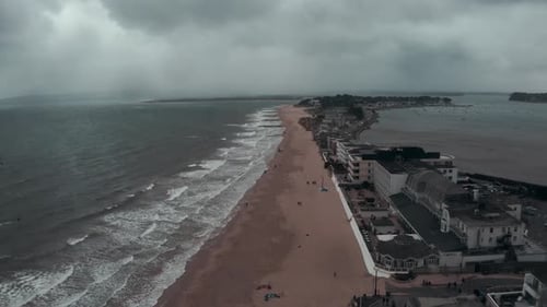 Sobrevolando una playa nublada y tormentosa en Bournemouth, Inglaterra