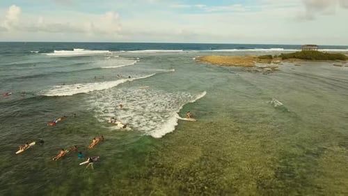 Surfistas en la superficie del agua