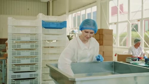 Fabrikarbeiter überprüfen Verpackungsmaschine. Süßwaren-Fabrik