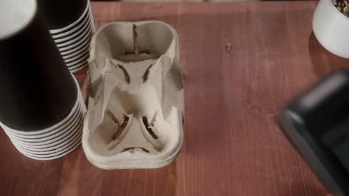 Afroamerikanischer Geschäftsmann, der im Café oder Supermarkt mit Kreditkarte bezahlt