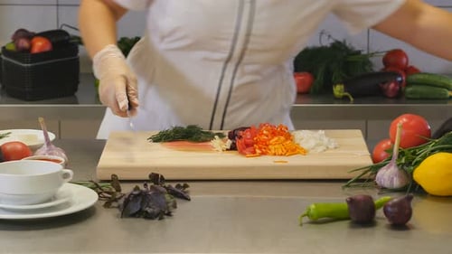 Frau zerkleinert Dill auf Schneidebrett