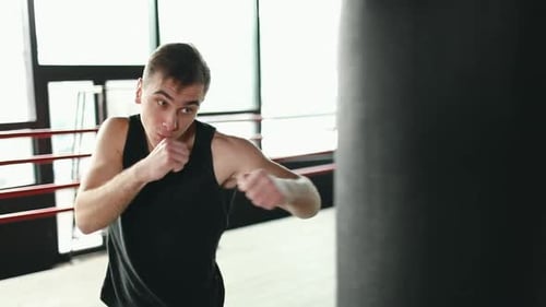 Herren Boxen mit Boxsack