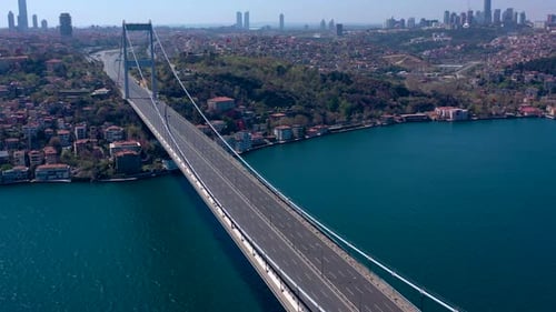 Luftaufnahme der FSM-Brücke (Fatih Sultan Mehmet), des Bosporus und der Gebäude
