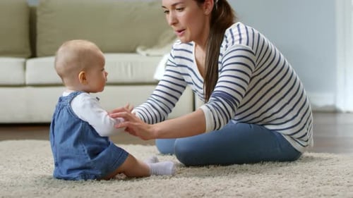Kaukasische Mutter, unterhaltsames kleines Mädchen
