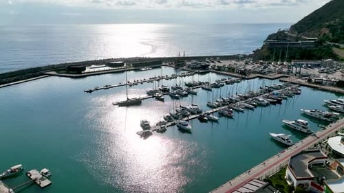 Iates na vista aérea do porto 4 K Alanya Turquia