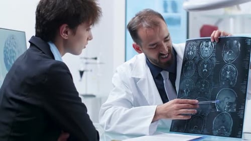 Doctor mostrando a un paciente una radiografía detallada