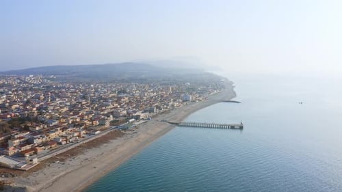 Luftaufnahme der Stadt Gioia Tauro, Kalabrien, Italien