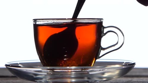 Teelöffel Rühre das Getränk in einer Glasschale um. Nahaufnahme