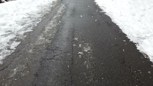 Schnee fällt auf der Straße