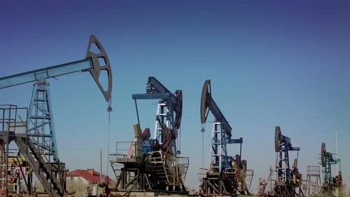 Operating mechanism for oil production